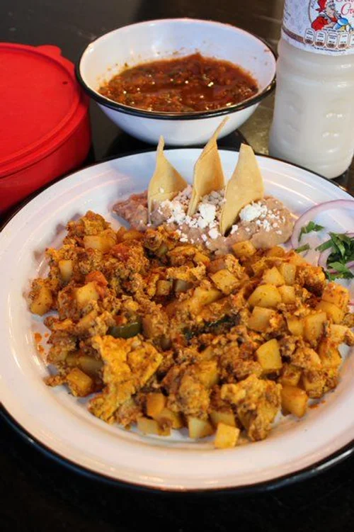 Huevos con papa y chorizo