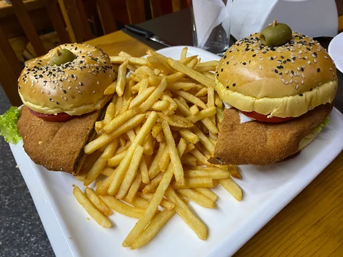 Milanesa en dos panes con fritas