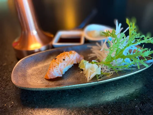 NIGIRI SALMONO FLAMEADO