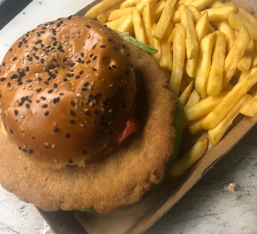 Milanesa en un pan con fritas