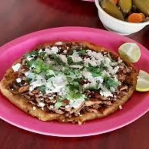 Huarache de Bistec con Nopal