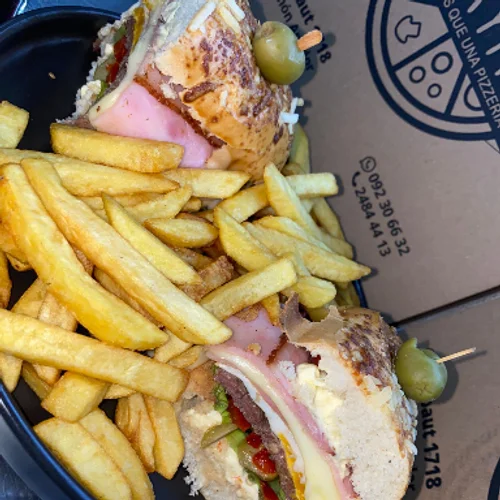 Chivito canadiense al pan con fritas