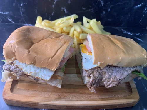 Chivito al pan con fritas