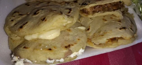 Gorditas 5 pzas con queso y 1 guiso