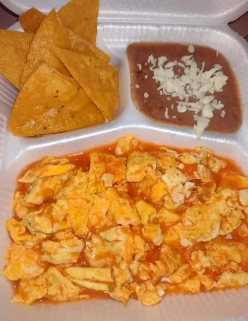 Huevos en salsa,tortillas de maiz