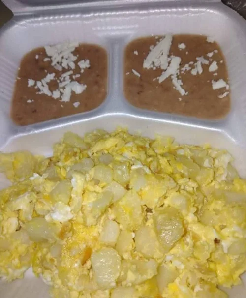 Huevos con papas tortillas de harina